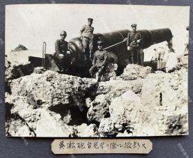 【上海抗战史料】1932年“一二八”淞沪抗战时期 上海吴淞炮台前的藤野孙平（左1）等日军第35联队将领 原版老照片一枚 附藤野孙平大佐亲笔题记（日军第9师团步兵第35联队第1大队长藤野孙平大佐旧藏。1932年“一．二八”淞沪抗战爆发，藤野孙平于2月29日从富山县火车站出发至上海战场，期间随步兵第35联队参加了大场镇、庙行镇、郭家宅、梁殷宅等地的战役，并在宝山县日军守备队担任中队长。）