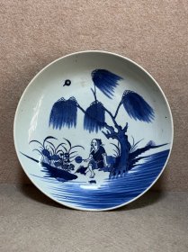 清雍正 周敦颐爱莲图青花盘 直径 25.9cm。 深腹，青花艳丽沉稳。画片中荷叶、莲花、莲蓬都一一精工细绘。此类盘大部分都是写意潦草风格，这个是此类中的精品，如此精工可断代到雍正尾乾隆早，值得收藏。 品相完整，不瓢不失圆。