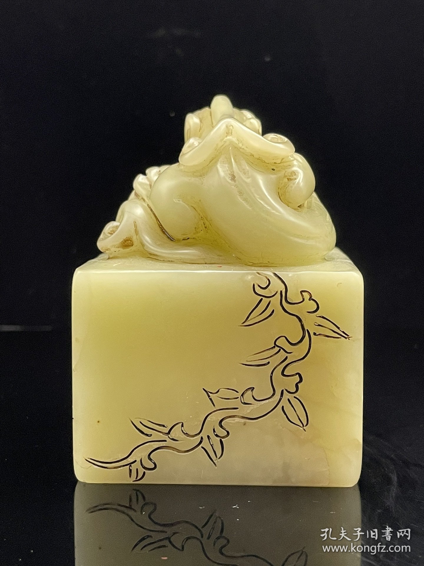 珍品旧藏．篆刻家壬申年少甫刻。 精品寿山石田黄级白芙蓉田黄石印章。 石质温润细腻，雕刻精美。纹路清晰。质地通透。尺寸：5.9*5.9*8.2厘米。重量：526克。