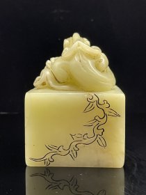 珍品旧藏．篆刻家壬申年少甫刻。 精品寿山石田黄级白芙蓉田黄石印章。 石质温润细腻，雕刻精美。纹路清晰。质地通透。尺寸：5.9*5.9*8.2厘米。重量：526克。