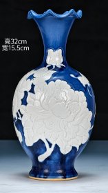 宝石蓝釉留白刻瓷牡丹花卉纹瓣口赏瓶。 图中赏瓶做工精湛漂亮，其宝石蓝釉打底，釉彩留白刻瓷牡丹花卉，其刻画细致入微，绘牡丹花大花开，瓣瓣分明，富贵吉祥，其发色深沉艳丽，蔚蓝清晰，其画篇疏朗分明，主题突出，简洁明了，器型美观精致，端庄周正，健硕挺拔，一眼大开门，品相完整，成色如图