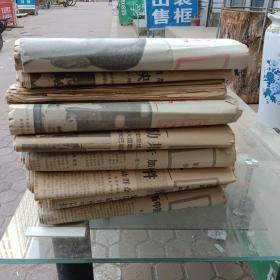 北京日报1977年。有的月份全，有的不全。共11沓。个别的破损较严重，介意者勿拍。通走不单卖。