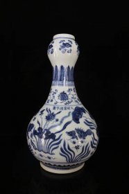瓷器，宣德青花鱼草纹蒜头瓶
高30厘米 直径15厘米
编号3700k435060