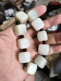 和田玉方形珠子一串，个别会有暗纹，油性好