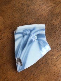 明代中期花卉纹青花口沿瓷片，3.5、3、0.4厘米