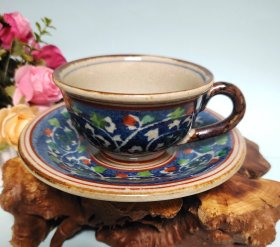 日本 濑户烧 ～叶月窑窑主～ 葉月本手作 。陶胎 手绘 ，交趾釉连理枝咖啡杯一套。杯口径9.5厘米，高5.5厘米。碟直径15厘米。高2.5厘米。