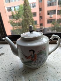 仕女戏蝶图茶壶