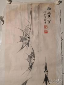 郝连章，著名花鸟画家，《神游万里》 神仙鱼，山东泰安人，现为济南画专职画家。
保真手绘，尺寸90*35，低价出