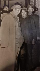 【旧时光影】毛主席在看，1958年拍摄 。1976年9月10日， 毛主席逝世第二天，新华社快速发布的原版照片 ，长20cm，宽15cm 。收藏真品，售出概不退换。