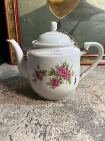 70，80年代，红月季茶壶一把，磕