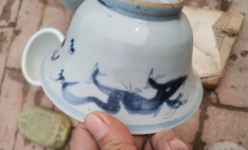 明代景德镇窑口青花龙凤纹瓷碗。
