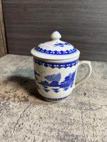 80年代，青花山水茶杯一只