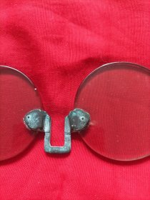前清时期的老水晶眼镜一副，已经锈迹斑斑镜腿是铜质，镜片较大，我看是明末清初时期的，完好，还能使用。年代最好自己鉴定。