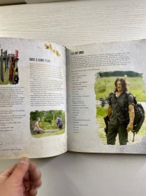 《AMC行尸走肉官方食谱与生存指南》（The Walking Dead: The Official Cookbook and Survival Guide ），由劳伦·威尔逊（Lauren Wilson）撰写，金允熙（Yunhee Kim）负责摄影。它基于美剧《行尸走肉》（The Walking Dead ）创作，包含剧中相关食谱及生存知识，是该系列IP衍生的美食与文化结合的书籍 。