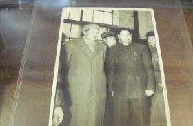 老照片---毛主席1958年于汽车厂与饶厂长、中共吉林省委书记吴德 (保真）背面有签名