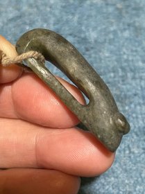 战汉老玉青蛙挂坠，器形独特，皮壳厚重