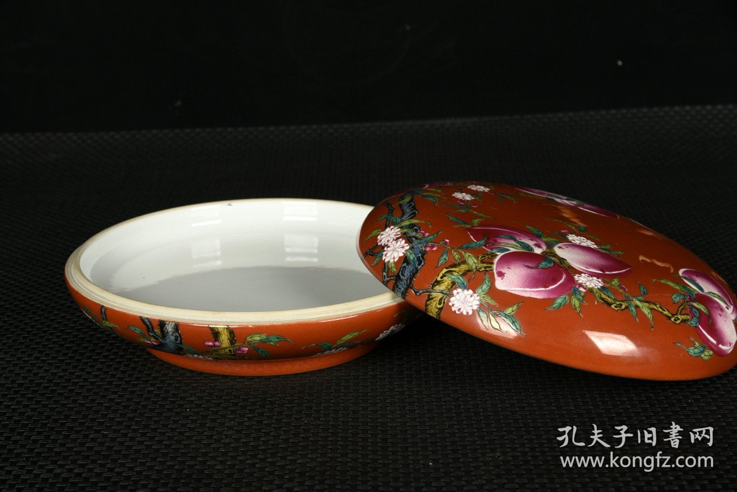 清嘉庆珊瑚红釉珐琅彩五福九桃纹粉盒 高7.5厘米 直径20.2厘米