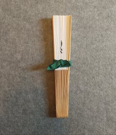 鳄之鱼 日本回流扇棉布扇 扇高22.5Cm，展开最宽幅42Cm，宽竹扇骨，紧密雅致