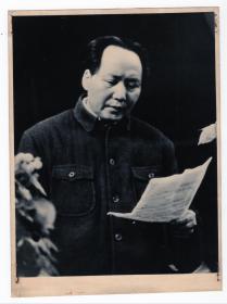 早期毛泽东主席在延安老照片，
泛银，背面有“吴印咸摄影”书写字样，著名摄影家袁毅平签名、收藏印章。