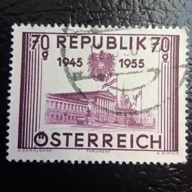 ox0207外国邮票奥地利1955年1020 共和国十周年国旗邮票 雕刻版 散票 信销 1枚 品相如图 (下部个别折齿)