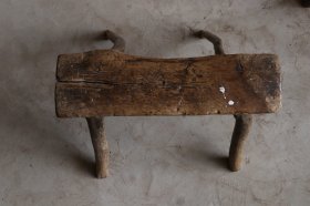 树杈凳，柏木材质，自然造型，尺寸：40x13x20厘米