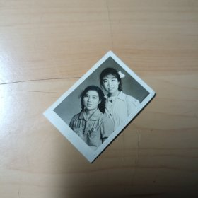 老照片–50年代两个漂亮女孩合影（1）