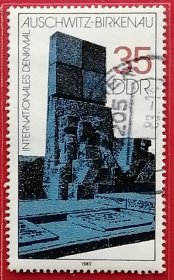 袁袁收藏民主德国邮票 东德 1982年 国际纪念碑和纪念地 奥斯维辛 比尔克瑙国际反法西斯纪念碑 1全信销 纳粹集中营灭绝营遗址现场，青铜纪念碑的碑文。在一字排开的23块青铜墓碑上，分别以英、法、俄、西班牙和波兰等23种不同文字记录着相同的内容。