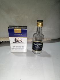 老酒瓶。 90年代（COURⅤOISIER）拿破仑干邑老酒瓶。小酒版。高11，直径3.5厘米。瓶身。瓶口，瓶盖。完整。铝盖子。表面有（50毫升，一两装，40度。）少见。有喜欢的朋友就来购买吧。