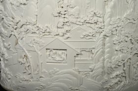 旧藏 清乾隆象牙白釉雕刻山水人物纹笔筒，高24.5×26厘米