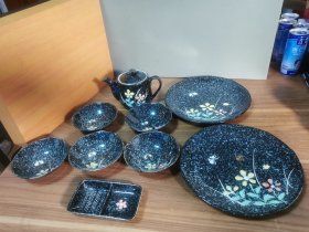 【全店清仓】全新雪花釉餐具一套，日本购回，全新未使用品，手工雕刻花卉图案，有两只大盘子五只小钵，一个眼膜蘸料碟，一只酱油醋壶，大盘子的口径23高度2.6厘米，小钵小碗口径12高度3.6厘米，研磨蘸料碟长13宽7.3高度2.2厘米，酱油醋壶口径8.8，高11厘米，有原装盒子，看好拍不讲价不退换。