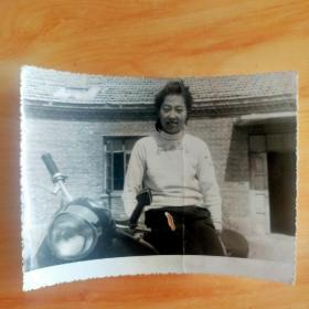 骑幸福摩托车的女青年