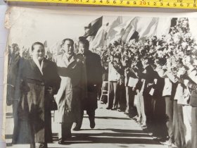 周总理和宋庆龄一起检阅照片(1971年之前洗的毛主席新闻展览照片，判断标准，此批照片有几张上的林彪像被剪)