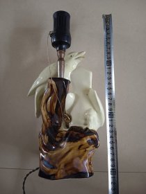 老瓷鸟台灯 瓷身完整正常使用 底座两个笔的插帽缺失一个 开关拉绳后配的 高30底座13×9