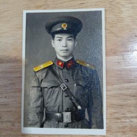 梁勇赠给杨荣的照片，他们都是志愿军战友，回国后的照片，精美，品相如图。