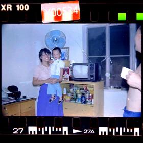 【老底片】八十年代中期家庭影像534，电视柜，135彩色负片底片一张