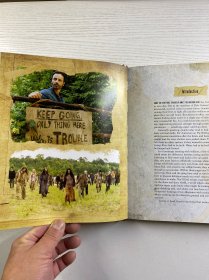 《AMC行尸走肉官方食谱与生存指南》（The Walking Dead: The Official Cookbook and Survival Guide ），由劳伦·威尔逊（Lauren Wilson）撰写，金允熙（Yunhee Kim）负责摄影。它基于美剧《行尸走肉》（The Walking Dead ）创作，包含剧中相关食谱及生存知识，是该系列IP衍生的美食与文化结合的书籍 。