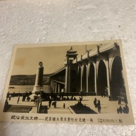 武汉长江大桥 武昌桥头堡及管柱纪念碑一角