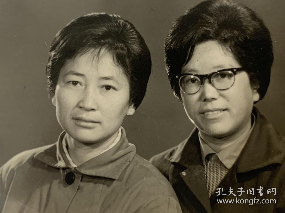 【老照片】1976年两名女同志的合影