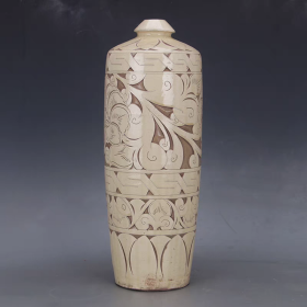 磁州窑白釉刻花梅瓶，高46厘米