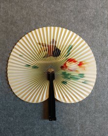 金鱼戏 铁柄的扇 日本回流品扇子，印刷品， 扇高14Cm，展开最宽幅25.5Cm。老物品。