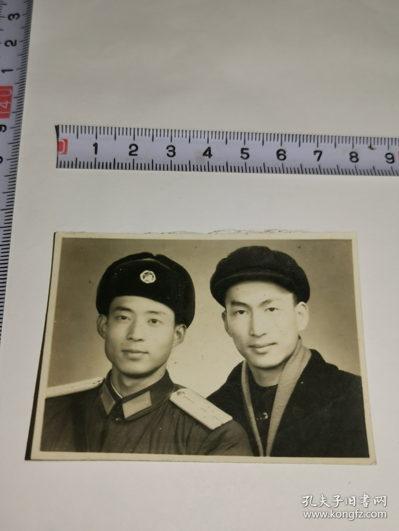 老照片---《军人和兄弟合影》！泛银