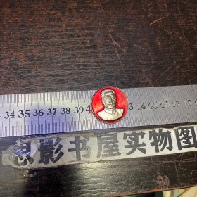 【周总理像章】敬爱的周总理逝世一周年纪念章【尺寸直径3cm】【稀有品种】【徽章专卖店】