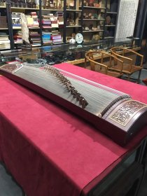 实木精制21弦专业级古筝一台，两边镂空雕，音色极佳，长161厘米，宽34厘米，高17厘米，送调音器，品完好，1500包物流。
