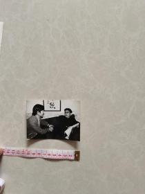 著名作家曹禺在家中同訪者探討