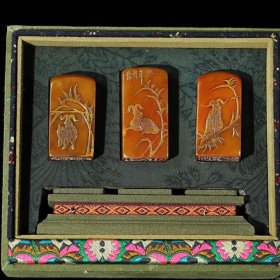 旧藏寿山石雕刻三羊开泰薄意印章【一套】，印章净总重594克，搭配布盒与底座