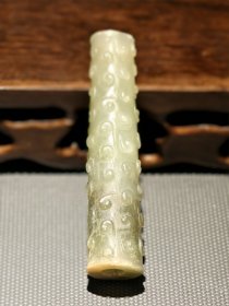 古玉勒子，和田玉材质，表面有精致谷纹设计。品相完好，包浆自然，工艺精湛。