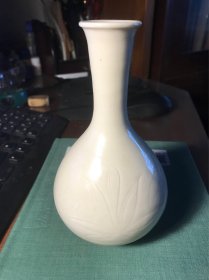 北宋定窑白釉划花官字款胆瓶（ 精品）