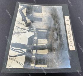 【上海旧影】1932年 “一二八”淞沪抗战时期上海真茹的古典民居建筑 原版老照片一枚（1932年1月28日夜，日军突袭闸北，发动“一·二八”事变。驻守上海的国民党十九路军奋起抵抗。1月28日深夜，十九路军总指挥蒋光鼐、军长蔡廷锴深夜步行到真如，在范庄设立临时指挥部指挥抗战，至3月1日晚退出真如防区。3月2日，日寇铁蹄践踏真如，镇及四乡百姓惨遭灾难。至5月5日《淞沪停战协定》签定后日军才撤离真如。）