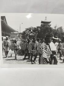 新華社老照片：傳統(tǒng)的東京三社祭（《異國風(fēng)情》專欄之二十）盧琰源攝影，1987年第0899號
