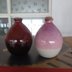 老陶瓷酒壶两个收藏，保存完好无损（客厅酒瓶柜子上面）